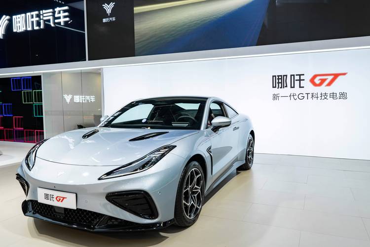 重庆176哪吒汽车在智能汽车领域的表现，领途汽车在新能源汽车市场中的影响力